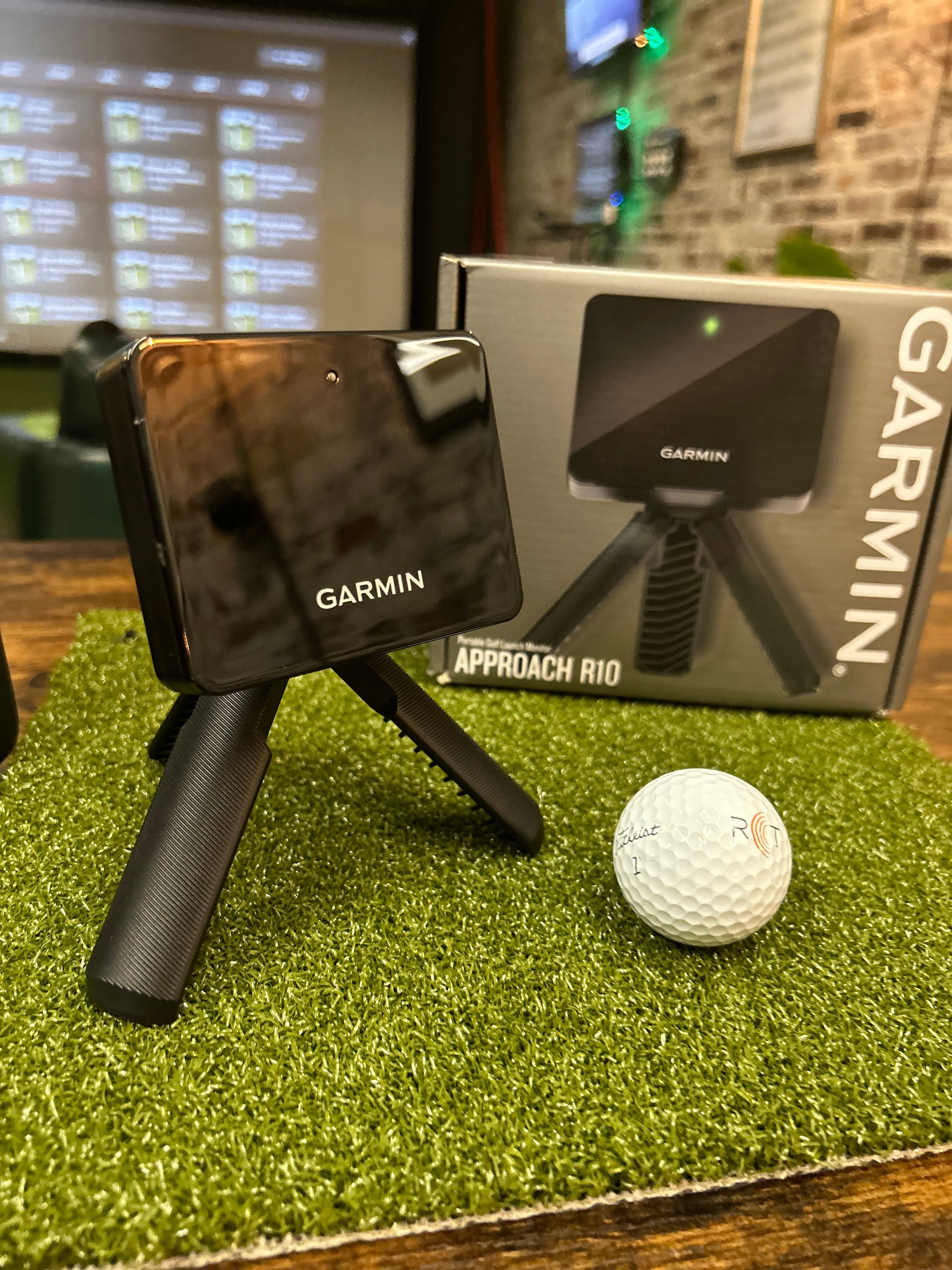 GARMIN Approach® R10 Launch Monitor and Golf Simulator