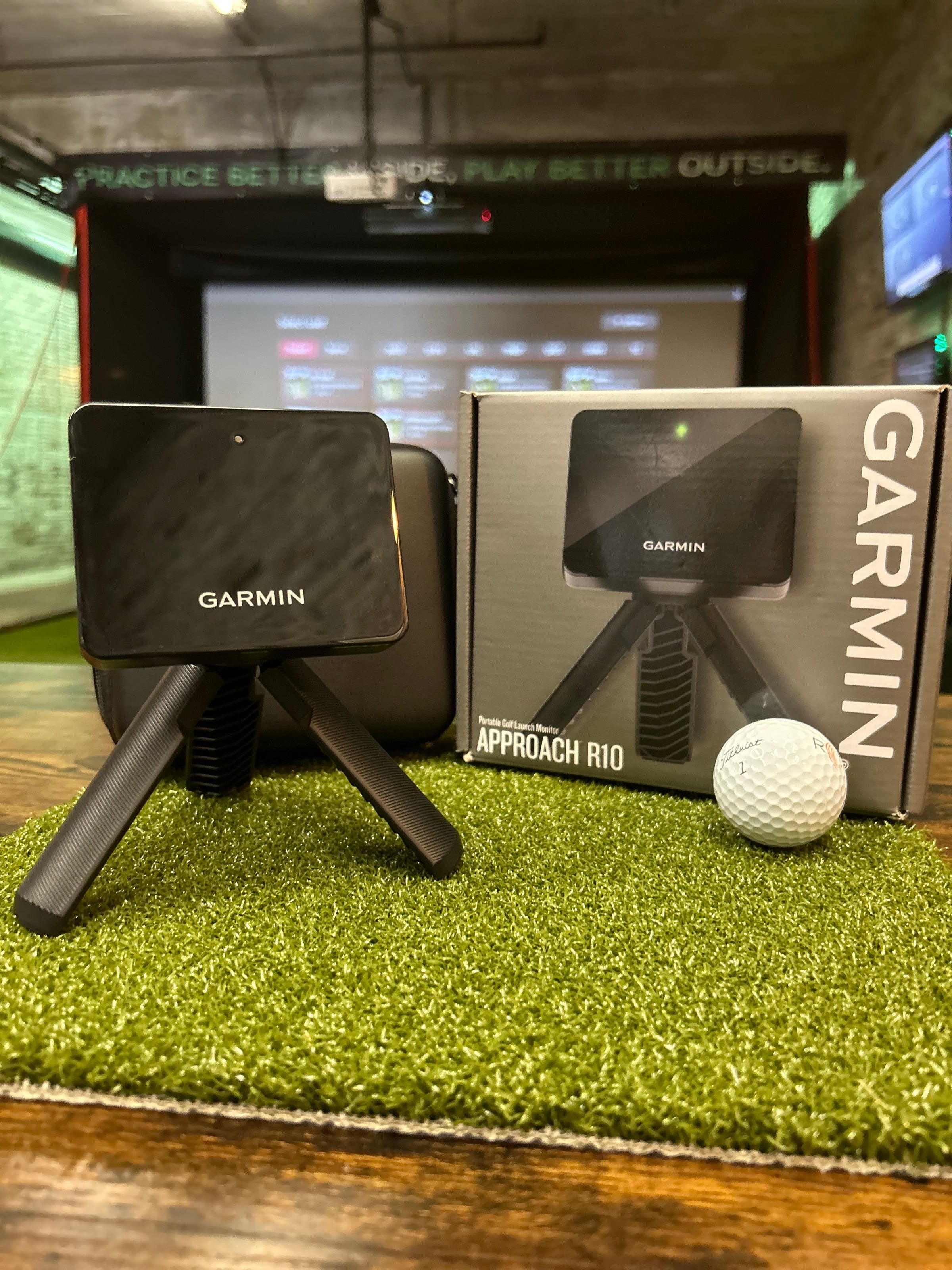 Garmin Approach® R10 Launch Monitor and Golf Simulator | Anytime